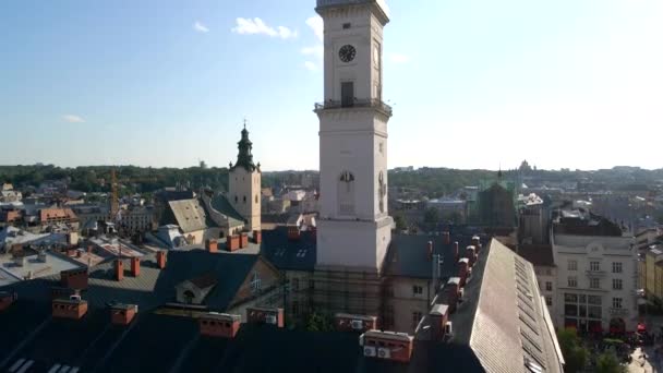 Ayuntamiento con torre de reloj en el centro de la ciudad de Lviv — Vídeos de Stock