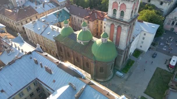 Disparos de aviones no tripulados de la ciudad de lviv a la hora de verano — Vídeos de Stock