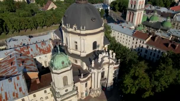 Disparos de aviones no tripulados de la ciudad de lviv a la hora de verano — Vídeo de stock