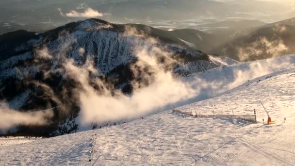 黄昏时分落在斯洛维亚滑雪胜地上方 — 图库视频影像