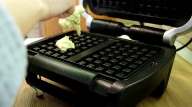 Mutfakta ev yapımı waffle pişirmek.