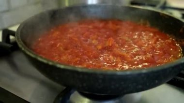 Domates sosu pişiren ev mutfağı