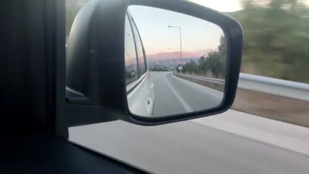 Concetto di viaggio auto tramonto sopra superstrada montagne — Video Stock