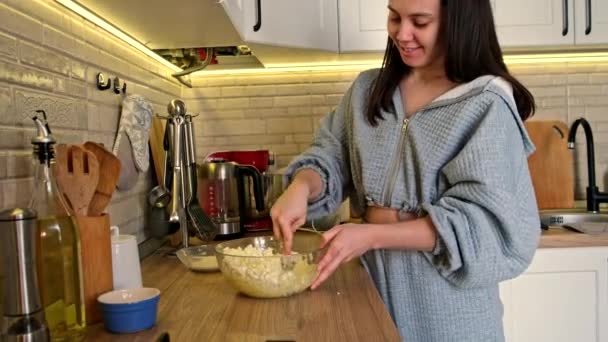 Жінка змішування сиру в мисці домашньої кухні — стокове відео