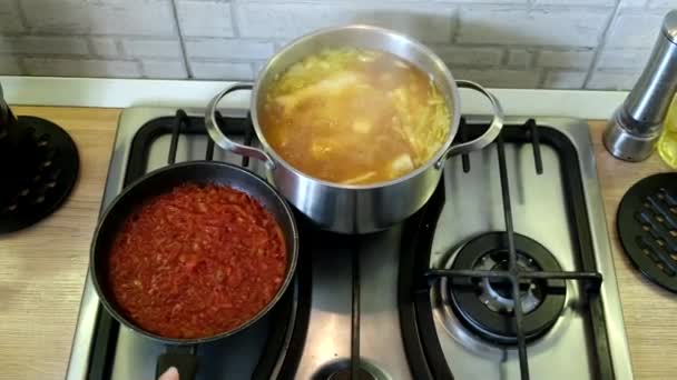 俯瞰家庭厨房上的烹调汤 — 图库视频影像
