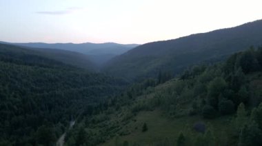 Karpat Dağları üzerinde günbatımının panoramik görüntüsü