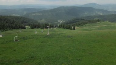 Yazın dağlarda yükselen sandalyenin havadan görünüşü