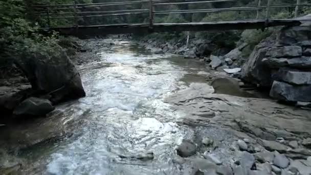 Pohybující se nad řekou v horách — Stock video