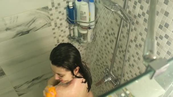 Женщина принимает душ мытье тела — стоковое видео