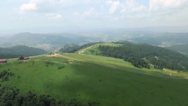 Vista panorámica aérea de las montañas de los Cárpatos en Ucrania — Vídeo de stock