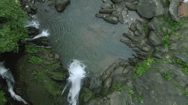 Persone viaggiatori che godono della vista della cascata in montagne carpatiche — Video Stock