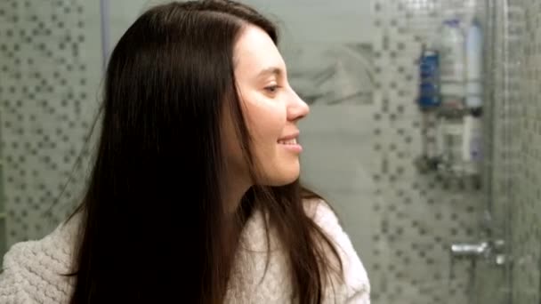Woman with hairdryer in front of mirror — Vídeo de stock