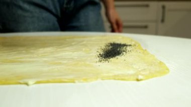 Hamurun üzerine haşhaş tohumu koymak