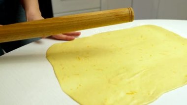 Mutfak masasında merdane hamuru