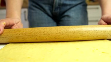 Mutfak masasında merdane hamuru