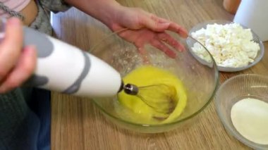 Ekşi peynirli ev yapımı mutfak kasesinde yemek pişirme manzarası