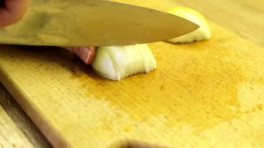 Kesik tahtada soğan doğruyorum.