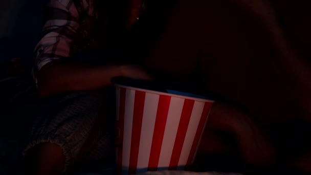 爆米花小吃使电影之夜的食物更加美味 — 图库视频影像