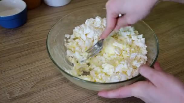 俯瞰家庭厨房碗中鸡蛋酸奶酪的烹调 — 图库视频影像