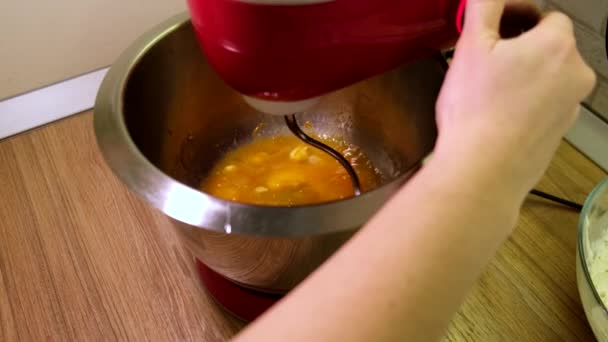 将产品与碗中的蛋油混合 — 图库视频影像