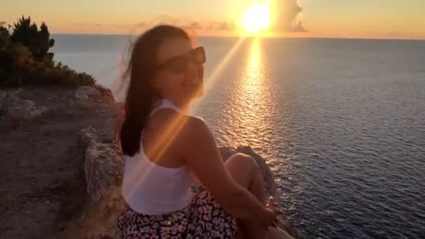 Ung lycklig kvinna njuter av utsikten över solnedgången över Joniska havet — Stockvideo