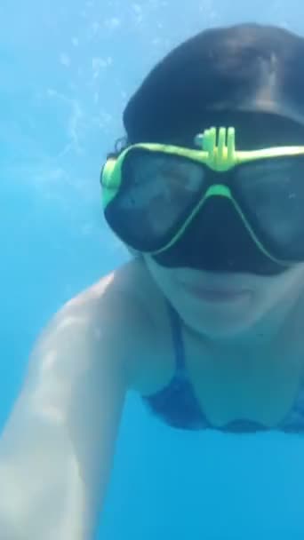 Ζευγάρι κολύμπι υποβρύχια λήψη selfie — Αρχείο Βίντεο