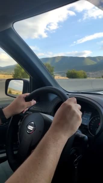 Köra bil med motorväg på soliga dag berg på bakgrunden — Stockvideo