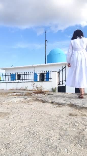 Femme en robe blanche concept de voyage grec — Video