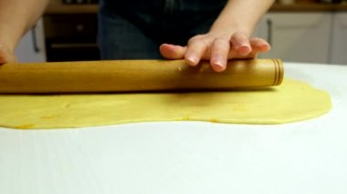 Mutfak masasında merdane hamuru.