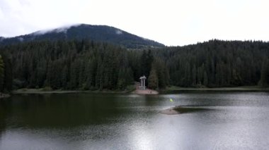 Yürüyüşçüler Ukrayna 'nın Karpat Dağları' ndaki Synevyr Gölü 'nü işaretlediler