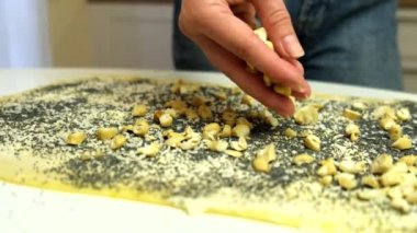 Hamur hamuruna fındık koymak.