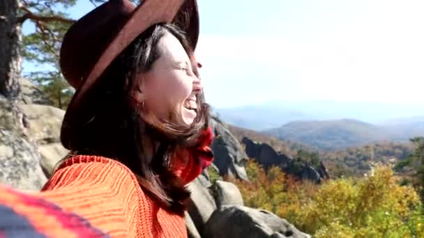 Uśmiechnięta Kobieta Kapeluszu Robi Selfie Ciesząc Się Słoneczną Jesienną Koncepcją — Wideo stockowe