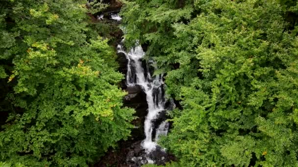 Schip Waterval Ukraine Karpaten Bergen Wandelen Oriëntatiepunt Herfst Seizoen — Stockvideo