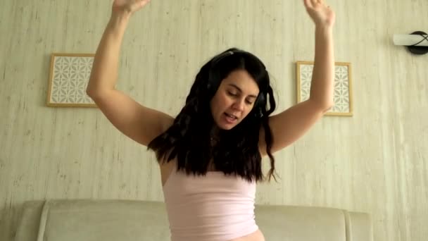 Mujer Feliz Bailando Cama Mientras Escucha Música — Vídeos de Stock