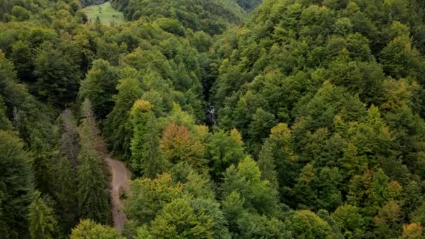 Schip Waterval Ukraine Karpaten Bergen Wandelen Oriëntatiepunt Herfst Seizoen — Stockvideo