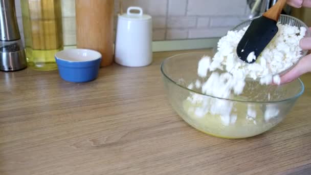 在家里的厨房碗里 用鸡蛋和酸奶酪近距离混合烹调 — 图库视频影像