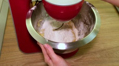 Ürünlerin karıştırılması kase yumurtalara kapanıyor. Tereyağı, hamur yapıyor.