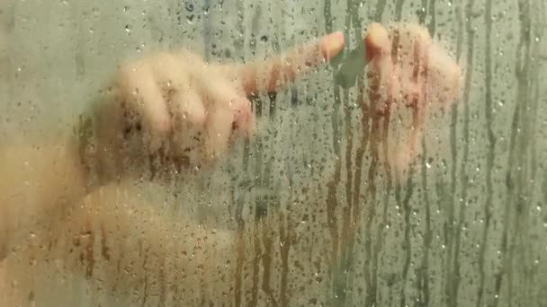 Woman Taking Shower Drawing Heart Misty Glass Close — Vídeo de Stock