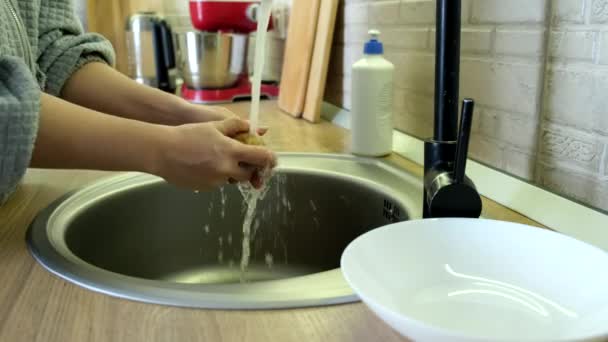 Lavar batatas na pia da cozinha — Vídeo de Stock