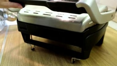 Mutfakta ev yapımı waffle pişirmek.