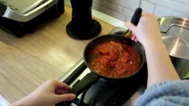 Domates sosu pişiren ev mutfağı