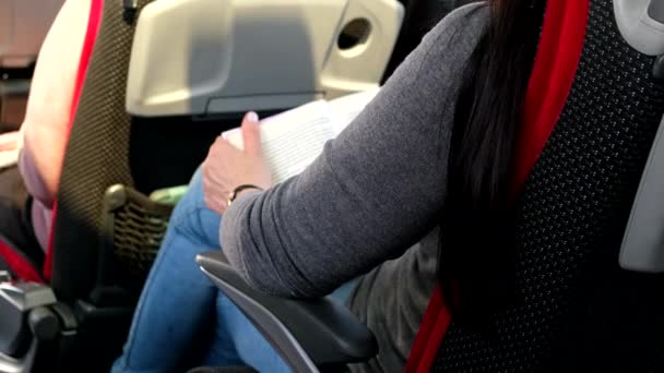 Mujer leyendo libro en autobús. concepto de viaje por carretera — Vídeo de stock