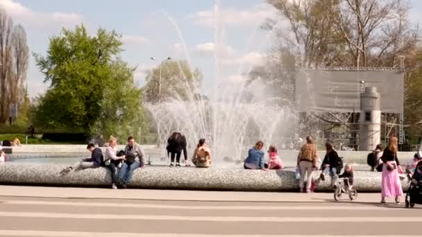 Warsaw, Poland - April 30, 2022: fountain in the center of old city — 비디오