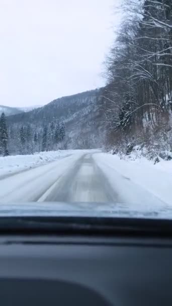 Концепція подорожі автомобілем сніжна дорога в горах — стокове відео