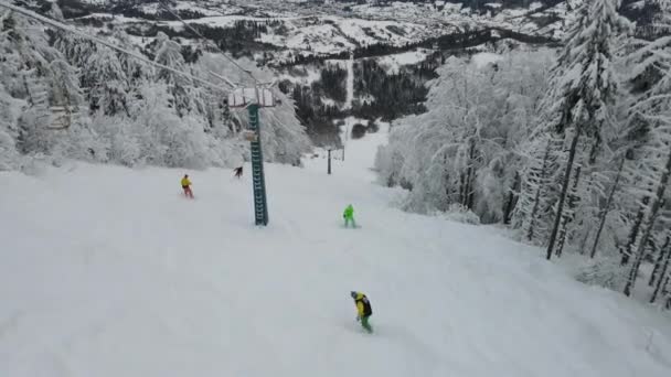 Vista aérea del snowboard de paseo libre — Vídeos de Stock