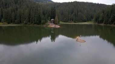 Turistler Ukrayna Karpatlar 'daki dağların keyfini çıkarıyorlar.