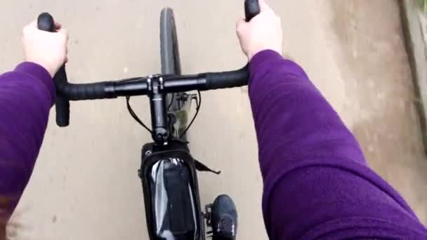 Dari sudut pandang manusia naik sepeda malaikat lebar — Stok Video
