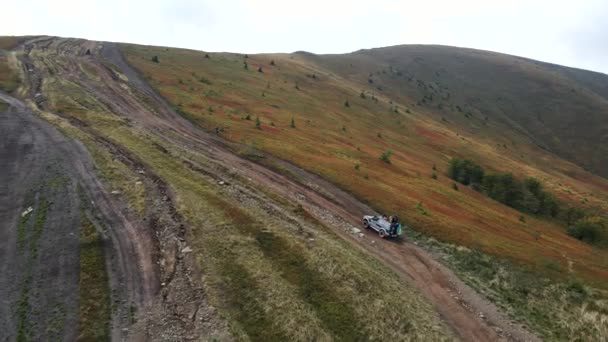 Aerial view of off road car at the trail mountains attraction — Wideo stockowe