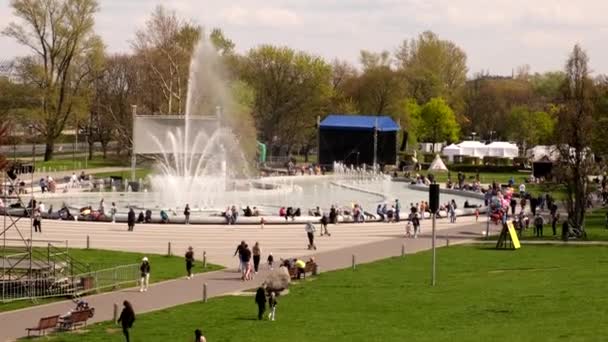 Warsaw, Poland, April 30, 2022: city center people walking near fountain — Wideo stockowe