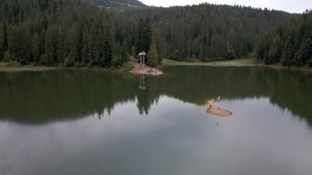 Tourists hikers enjoying the view mountains lake in Ukrainian carpathian mountains — ストック動画